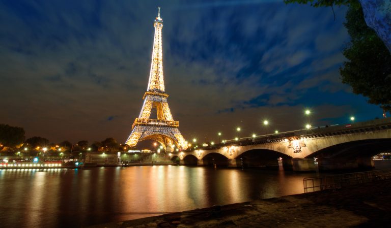 эйфелевая-башня-горит